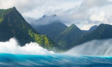 Vague de Teahupo'o avec vue sur la montagne 